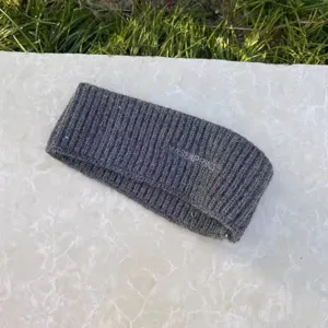 Graues Strick Stirnband für Damen, weiches Winter Haaraccessoire, gemütliches Sportband
