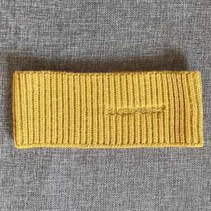 Gestricktes gelbes Stirnband mit Letter-Stickerei, weiches modisches Haarband für Damen.