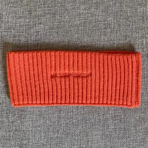 Oranger Strick-Haarreif für Damen, stilvoller bestickter, gemütlicher Haarschmuck.