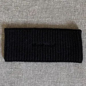 Schwarzes Strick-Stirnband Detailansicht, weiche Wolltextur mit feiner Bestickung.