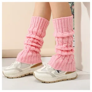 Gemütliche rosa Zopfmuster Stulpen für Damen, stilvolle Winter Stiefelmanschetten.