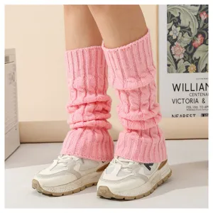 Detailaufnahme rosafarbener Zopfstrick-Stulpen für Damen, kuschelige Winter-Stiefelstulpen.