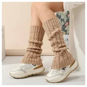 Detailansicht gemütlicher Zopfmuster-Beinwärmer in Khaki, ideal für Herbst und Winter.