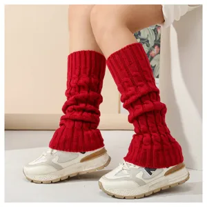 Rote Zopfmuster Beinwärmer für Damen, kuschelige Winter Stulpen und trendige Socken.