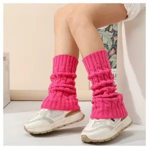 Strick Beinstulpen Detailaufnahme mit weicher Zopfmuster Textur in kräftigem Pink Look.