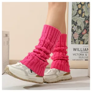 Nahaufnahme Detail von leuchtend rosa Zopfstrick Beinstulpen kombiniert mit Sneakers für Winterstil.