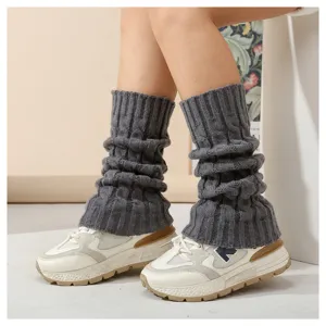 Graue grobe Strick Stulpen für Damen, kuschelige Winter Beinstulpen Detail Ansicht.