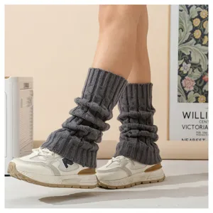 Gemütliche Zopfstrick Beinstulpen für Damen, Herbst Winter Stulpen über weißen Sneakers.