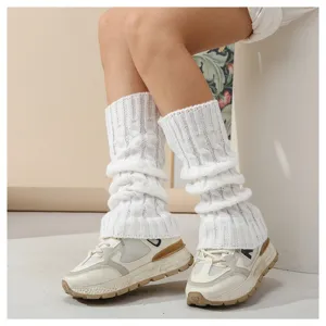 Weiße grobe Strick Beinwärmer für Damen, kuschelige Winter Stulpen und warme Wollsocken.