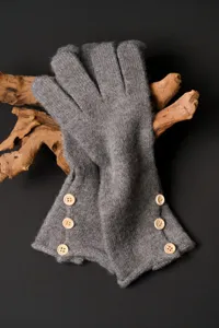Guantes de invierno para mujer de punto gris cálido con botones de madera. Cómodos y elegantes.