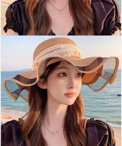 Details exquis du chapeau de paille pour femmes avec ruban en filet pour les vacances.