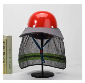 Detail van de grijskleurige mesh zonneklep met reflecterende strepen op de rode helm.