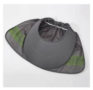 Donkergrijze mesh zonnekaphoes met neongroene reflecterende strip voor veiligheidshelmen.
