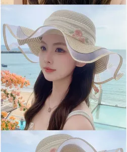Vue detaillee du chapeau de paille pour femmes avec broderie florale rose et bordure.