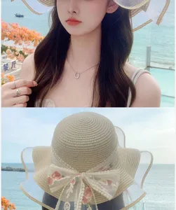 Gros plan détaillé du chapeau de paille élégant à ruban floral, dentelle et large bord.