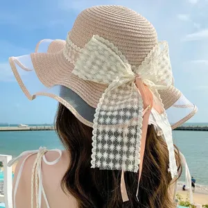 Chapeau de paille femme grand bord avec joli ruban en dentelle pour plage et vacances.