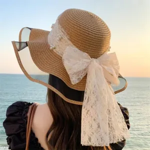 Chapeau de paille à large bord pour femme avec ruban en dentelle et perles vacances.