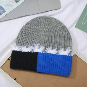 Nahaufnahme der farbblockierten Strickmütze mit Fransen, Herbst und Winter warme Mütze