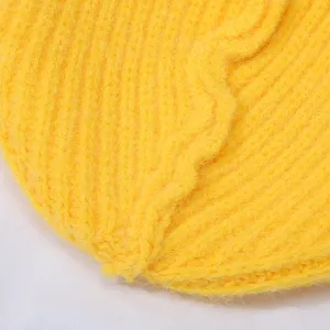 Gelbe Strickmütze Detail, weiche Plüsch Kaninchenfell Textur, warme Herbst Winter Mütze Nahaufnahme