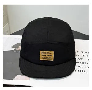 Schwarze 5-Panel Camp Cap mit Patch, stylische, kurze Krempe Streetwear Baseballkappe.