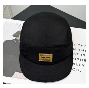 Detailansicht der schwarzen schnelltrocknenden kurzen Krempe Cap mit coolem Patch.