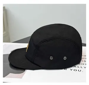 Schnelltrocknende schwarze 5-Panel Baseballkappe mit weichem Schirm und atmungsaktivem Design.