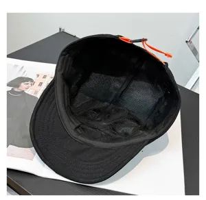 Detailansicht der schwarzen Camp Cap mit atmungsaktivem Innenfutter und orangem Kordelzug.