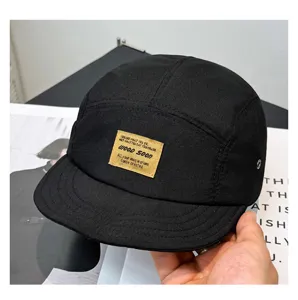 Detailansicht der schwarzen Short-Brim-Fünf-Panel-Cap, leichte Streetwear-Mütze.