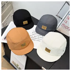 Detailansicht schnelltrocknender 5-Panel-Baseballcaps mit kurzem Schirm in vier Farben.