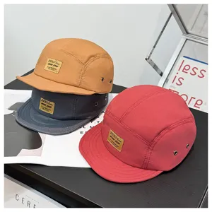 Detailansicht der schnelltrocknenden 5-Panel-Cap mit kurzem Schirm und praktischen Metallösen.