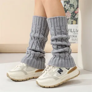 Graue Zopfmuster Beinstulpen für Damen, kuschelige warme Winter Strick Stulpen und Socken.
