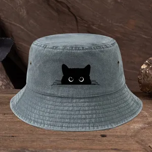 Chapeau bob en denim gris lavé avec imprimé chat noir mignon, idéal pour le voyage.