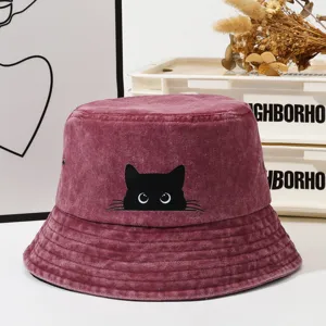 Chapeau bob en coton lavé classique avec broderie de chat noir mignon pour femmes.