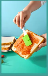 Kleiner Silikonspatel zum Bestreichen von Marmelade, Detailansicht der Lebensmittelzubereitung.