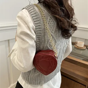 Rode gewatteerde hartvormige schoudertas voor dames met goudkleurige ketting, vintage minitas.