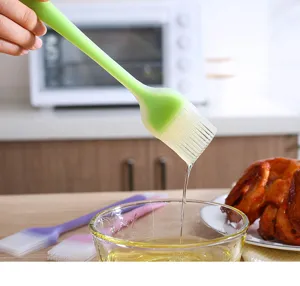 Großer, transparenter Silikon-Backpinsel zum Backen, Grillen und Kochen in der Küche.
