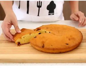 Moule a gateau rond en silicone vue detaillee montrant une performance antiadhesive.