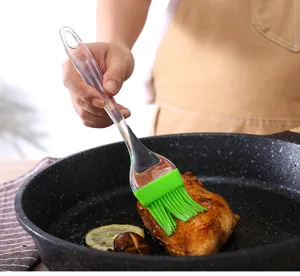 Nahaufnahme des Silikon-Backpinsels im Einsatz, zeigt flexible Borsten ideal zum Kochen.