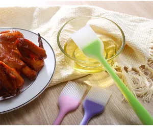 Silikon Backpinsel Detail zeigt weiche Borsten und ergonomischen Griff zum Backen und Kochen.