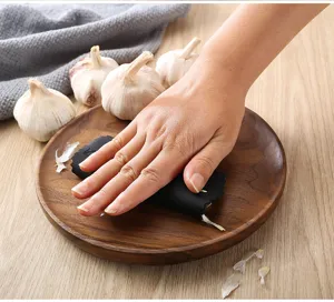 Silicone garlic peeler kitchen tool manual garlic peeling rolling mat for easy cooking.