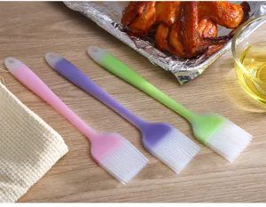 Silikon Pinsel Detailansicht, bunte Küchenhelfer zum Backen, Kochen und Grillen.