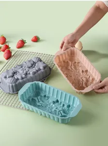 Gedetailleerd overzicht van siliconen broodvorm bakvorm voor taart met bloemmotief in keuken.