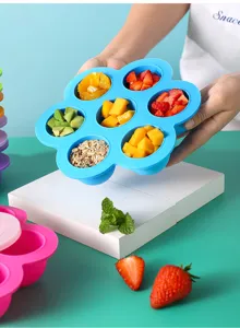 Dettaglio stampo in silicone per neonati, design floreale a 7 scomparti con frutta fresca.