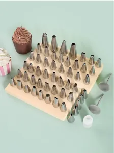 Détail de douilles à pâtisserie en acier inoxydable avec divers motifs pour la décoration.