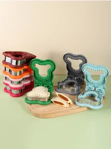 Vue détaillée de coupe-sandwich en forme d'ours avec bord en inox et joli design de moule.