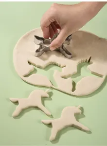 Vista detallada de un cortador de galletas de unicornio de acero inoxidable para masa.