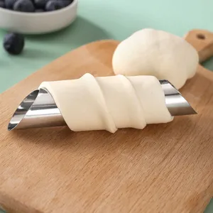 Moule à croissant en acier inoxydable, tubes de cuisson coniques pour cornets, vue principale.