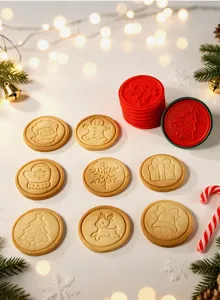 Primo piano di stampi per biscotti natalizi e biscotti goffrati con motivi festivi.