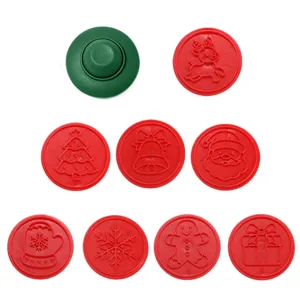 Set di stampi per biscotti magnetici di Natale con motivi rossi intercambiabili per pasticceria.