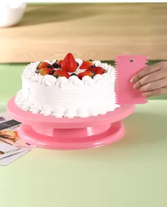 Rosa Kuchen-Dekorationsdrehteller-Set mit Schaber für das Backen zu Hause und in der Küche.